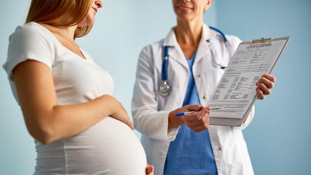 На каком сроке нужно встать на учет по беременности