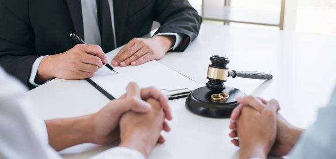 Соглашение, подготовленное юристом, подписанный указ о расторжении брака