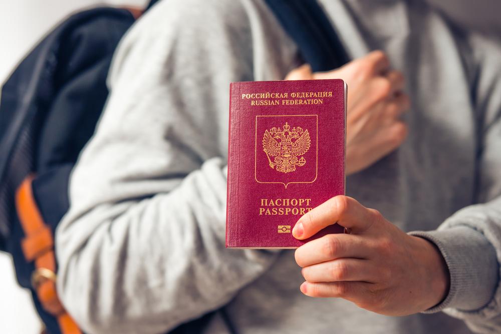 Для получения паспорта не требуется справка из учебного заведения